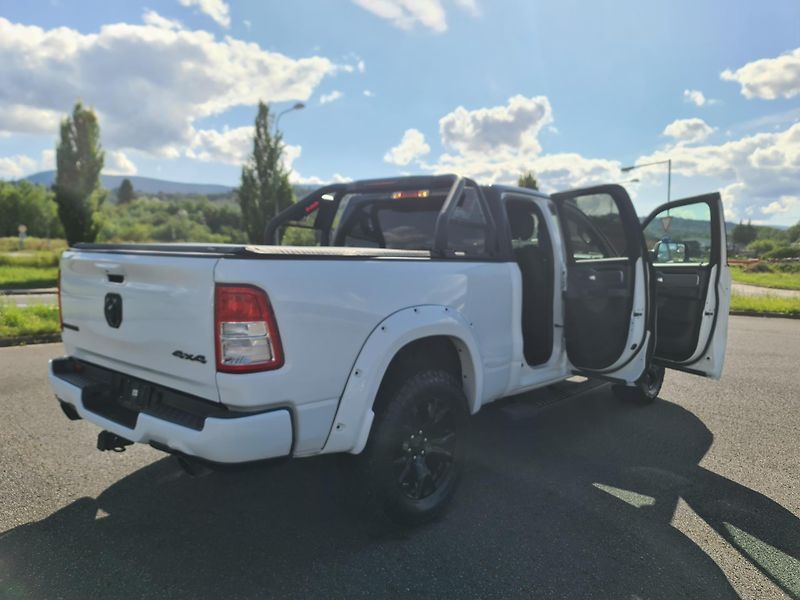 Dodge RAM 1500 (2022) 5.7 HEMI 4x4 BIGHORN LPG - fotka 12 z 67