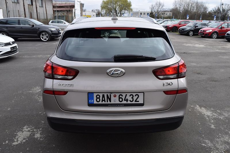 Hyundai i30 (2021) 1.6CRDi 85kw STYLE 7°AUTOMAT - fotka 8 z 49