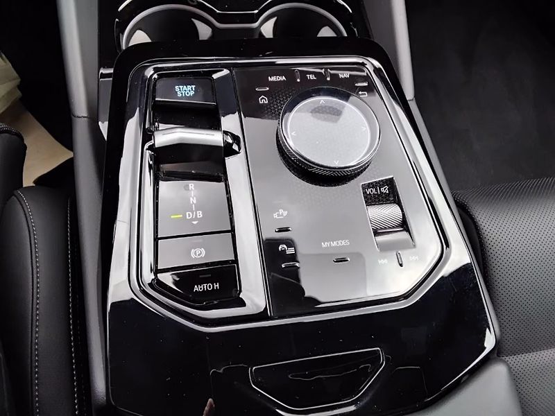 BMW i5 xDrive40 M-Sport HuD 360 Venti - fotka 17 z 20