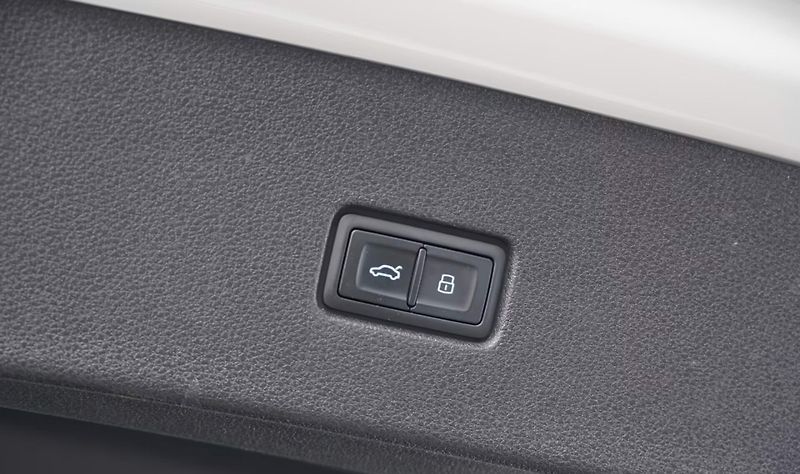 Audi Q8 TDI q 210kW S-Line Pano Matrix - fotka 17 z 20