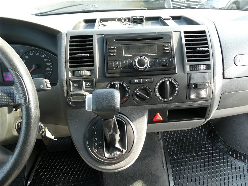 Volkswagen T5 California 2,5 TDi 96kW obytný vůz - fotka 32 z 49
