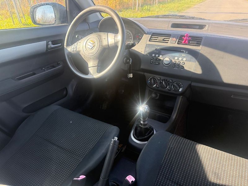 Suzuki Swift 1,3 D - fotka 9 z 18