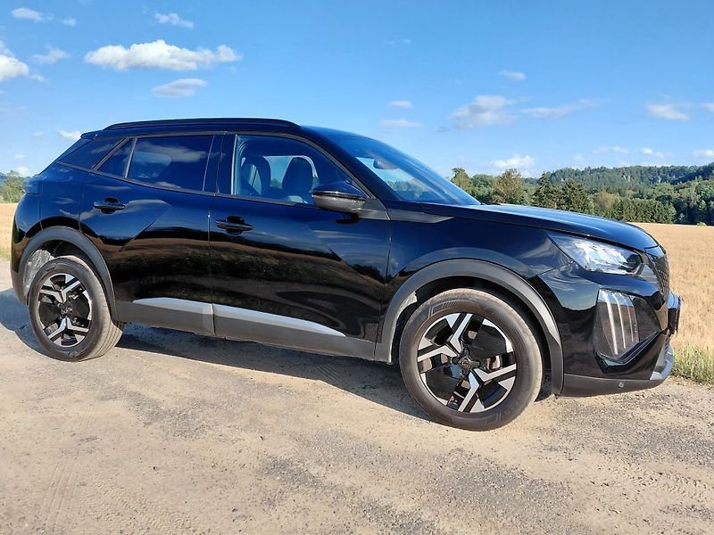 Peugeot 2008 (2024) 1.2i PureTech 110, 6-ti rychl. - fotka 2 z 12
