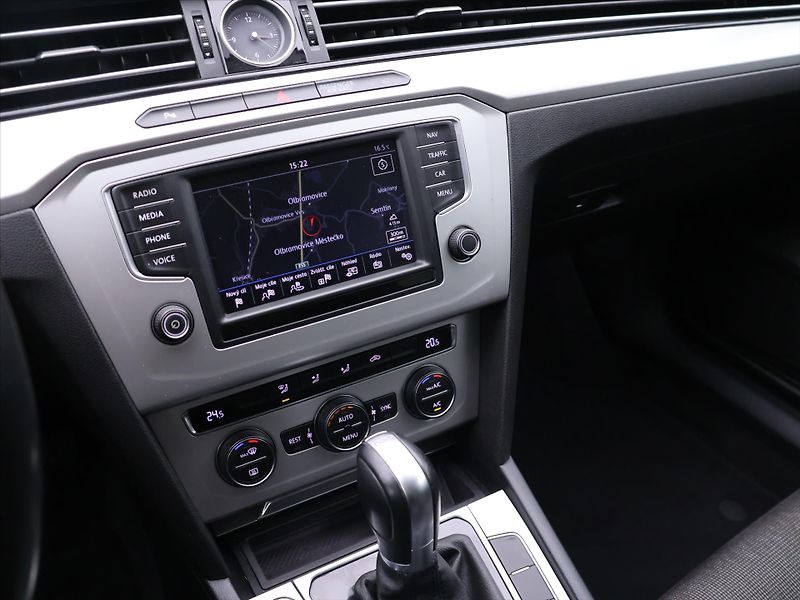 Volkswagen Passat 2,0 TDI 110kW DSG Comfort Navi - fotka 19 z 31