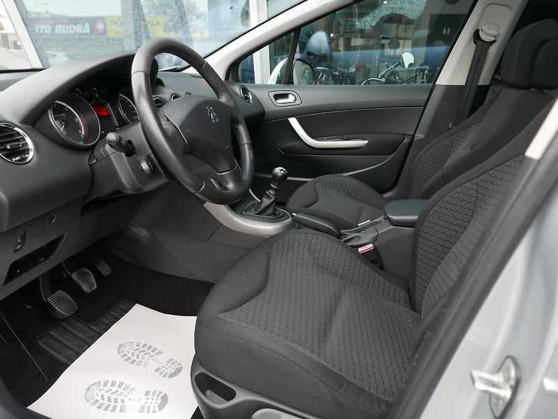 Peugeot 308 1,6 HDI 80kW SW Panorama Sport - fotka 16 z 40