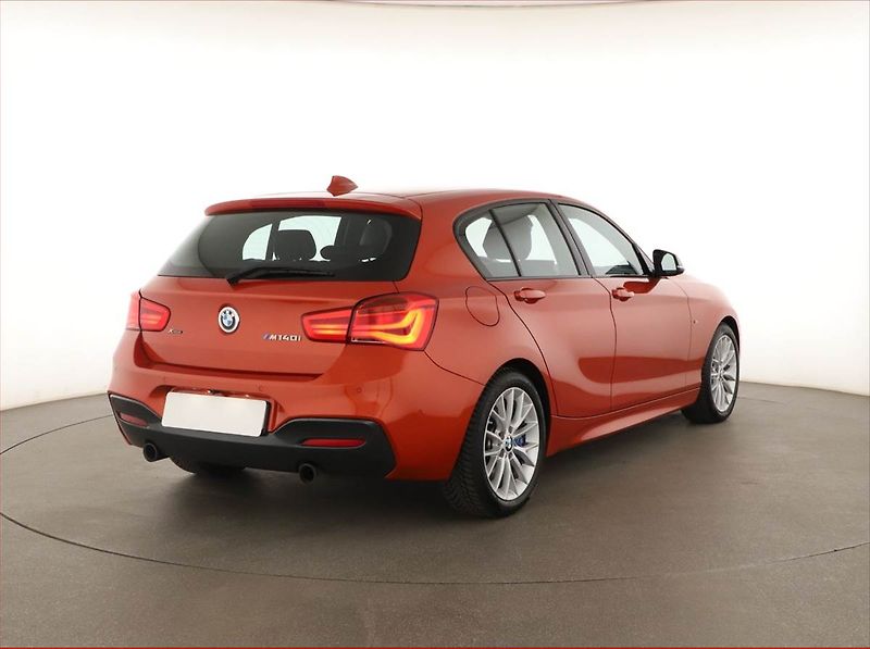 BMW Řada 1 (2016) M140i xDrive - fotka 5 z 20