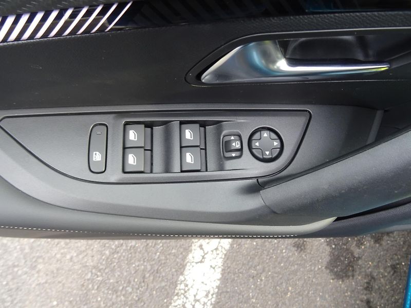 Peugeot 2008 (2026) ALLURE Hybrid 145k e-DCS6 - fotka 16 z 45