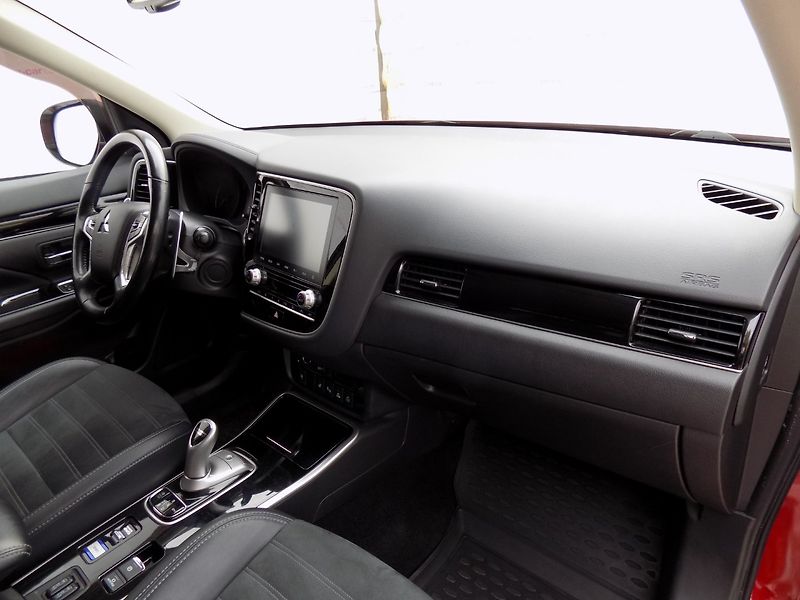 Mitsubishi Outlander (2021) 2.4 PHEV/4WD/1.Maj./LED/ - fotka 16 z 42