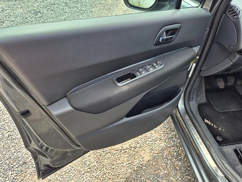 Peugeot 5008 (2011) 1.6  HDI Serviska - fotka 17 z 33