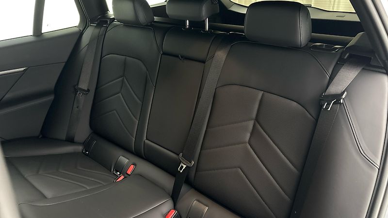 BMW i5 40 AUT eDrive M-paket Touring - fotka 16 z 33