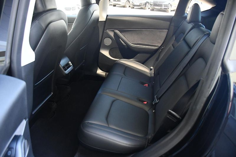 Tesla Model Y LONG RANGE DUAL MOTOR  - fotka 19 z 46
