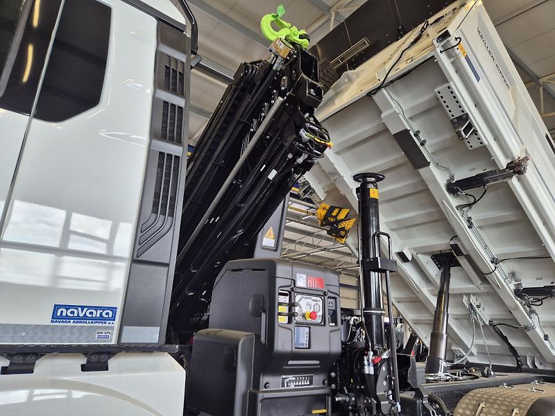 MAN TGS 33.520 6x6 RUKA HIAB SKLÁPĚČ  - fotka 36 z 39