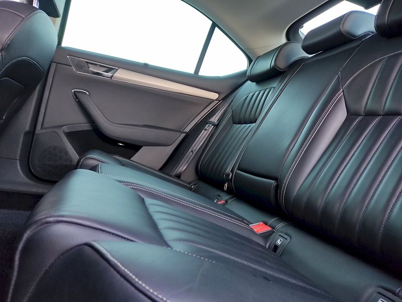 Škoda Superb (2020) L&K 2,0 Tdi 147 Kw 4x4 DSg - fotka 31 z 46