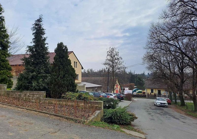 Ve Slaném-Kvíci musí výstavbě nového dálničního mostu ustoupit domy i některé zahrádky s chatkami.