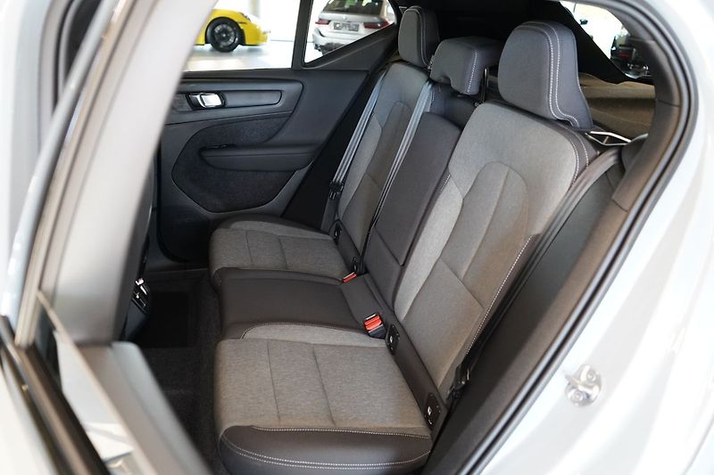 Volvo XC40 B3 Plus Dark, ACC, BLIS - fotka 41 z 43