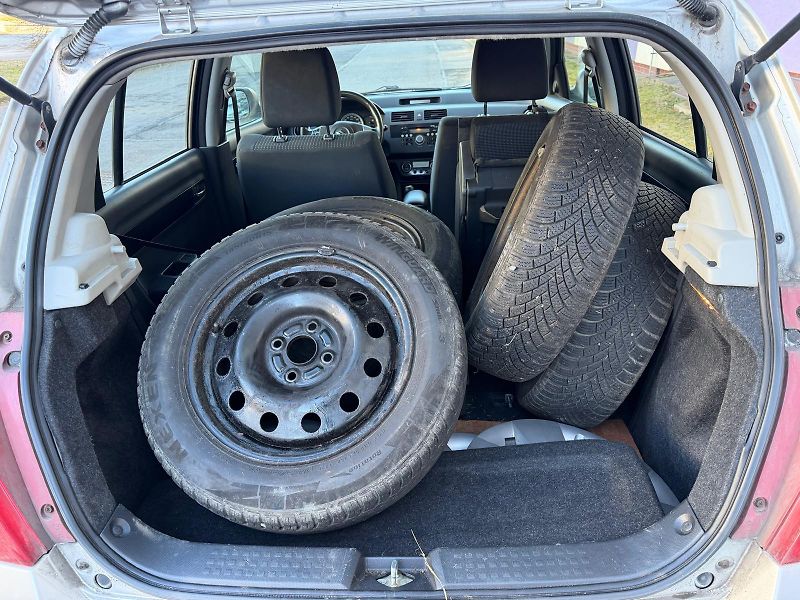 Suzuki Swift 1,3 16V 4x4 / sada pneu / - fotka 10 z 21