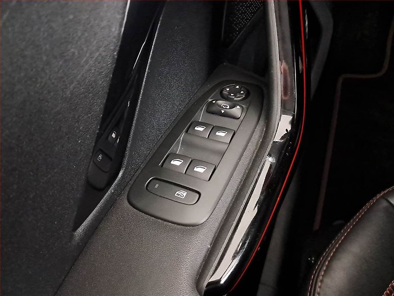 Peugeot 2008 (2016) 1.2 PureTech, Tempomat - fotka 16 z 18