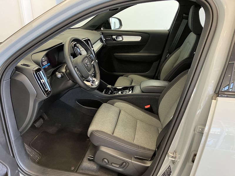 Volvo XC40 B3 FWD Plus Dark AT7  - fotka 14 z 38