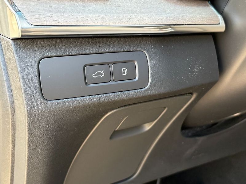 Volvo XC90 Plus Dark T8 299kW - fotka 22 z 25