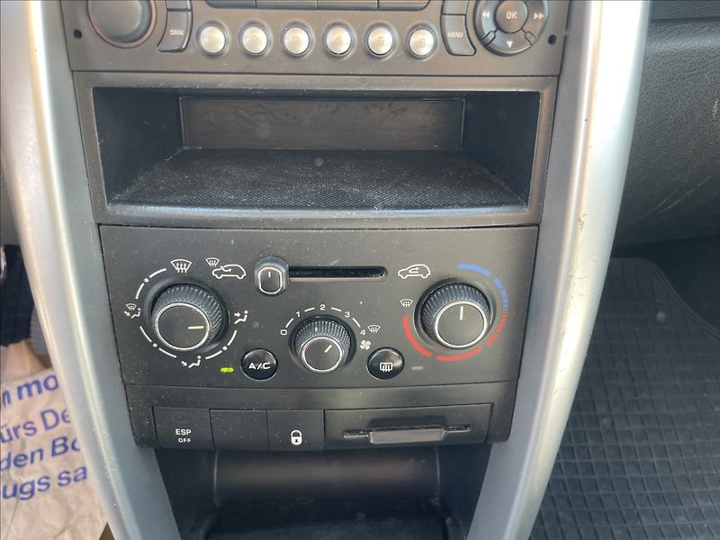 Peugeot 207 1,4 i 54kw Klima ESP po STK - fotka 17 z 33