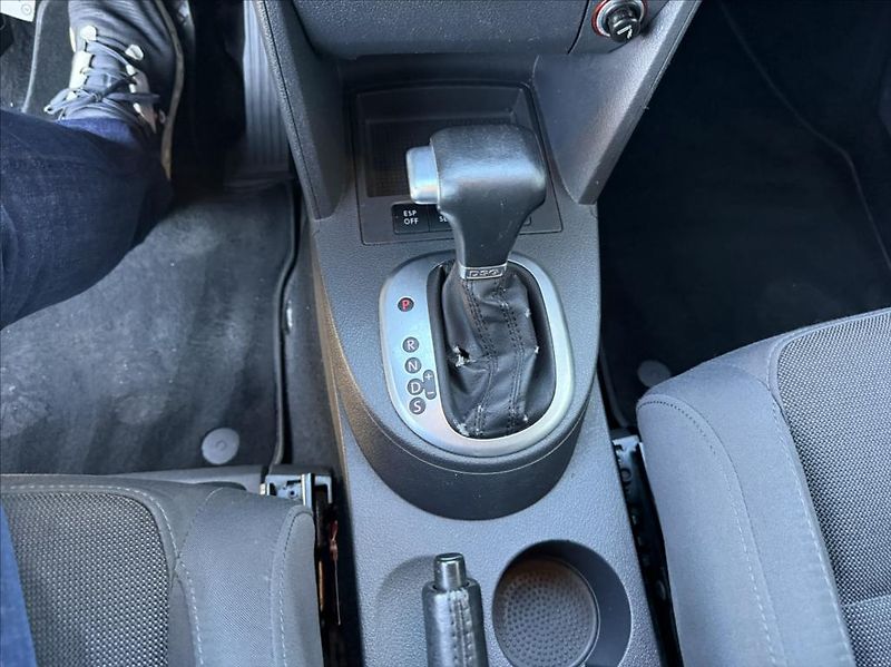 Volkswagen Touran 2,0 TDi DSG highline 7-míst - fotka 15 z 18