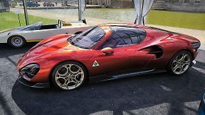 V našem motoristickém zábavném kvízu jsme se dnes soustředili na italskou automobilku Alfa Romeo, která existuje už 115 let. Na snímku je nový vůz Alfa Romeo 33 Stradale, který vzdává hold původnímu vyráběnému úspěšnému modelu.