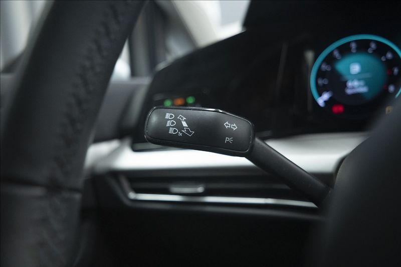 Volkswagen Golf 1,5 TSI KEYLESS KAMERA VÝHŘEV - fotka 26 z 42