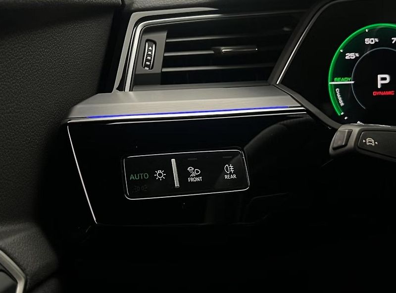 Audi Q8 e-tron 55 Q 360kam Vzduch Tažné Pano  - fotka 18 z 37