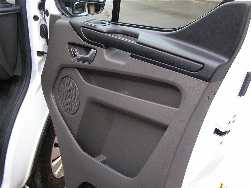 Ford Tourneo Custom 2,0   MINIBUS CUSTOM Facelift - fotka 26 z 28