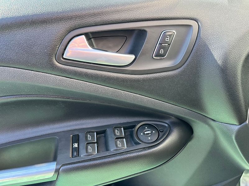 Ford Kuga 1.6, 134kW, Automat, 4x4 Titan - fotka 14 z 24
