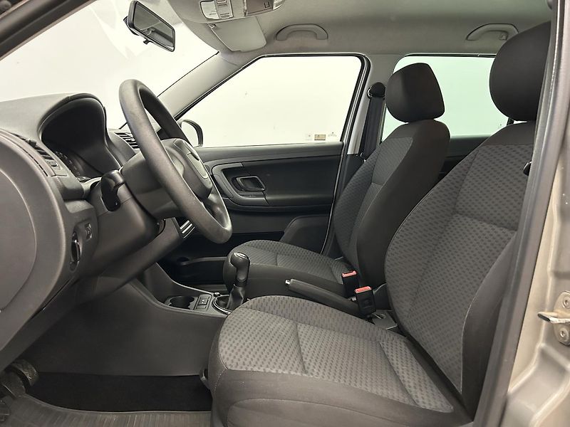 Škoda Fabia 1.2 TSI Ambiente - fotka 13 z 22