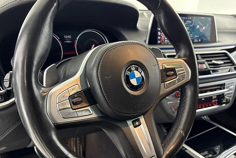BMW Řada 7 750d xDrive - fotka 25 z 29