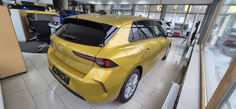 Opel Astra Edition HB 1.2 TURBO (96kW/130 - fotka 5 z 32