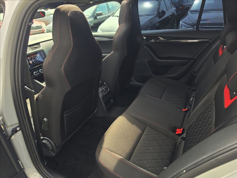 Škoda Octavia III 2,0 TSi 180KW RS Panorama - fotka 26 z 44