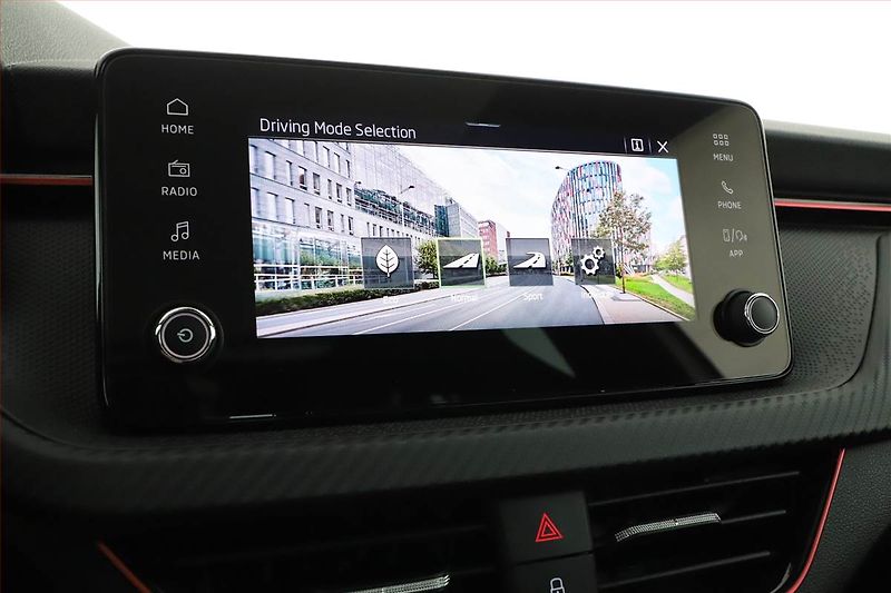 Škoda Kamiq (2025) 1.5 TSI, MONTE CARLO, AUTOMAT - fotka 15 z 21