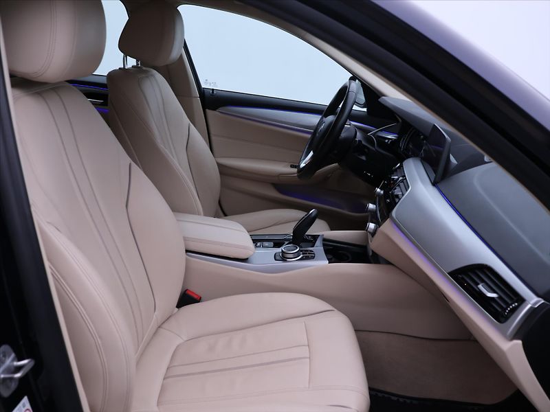 BMW Řada 5 2,0 520d Luxury Line CZ DPH - fotka 13 z 34