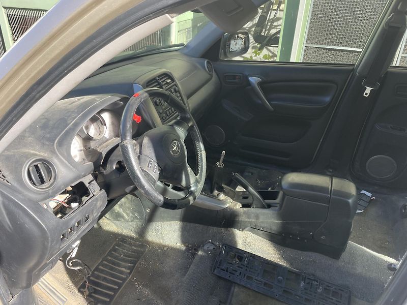 Toyota RAV4 (2002) 2.0 D4D 85Kw NÁHRADNÍ DÍLY - fotka 6 z 7