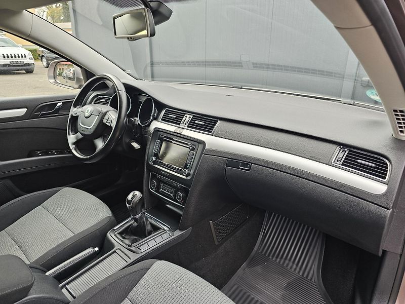 Škoda Superb 2.0 TDI 103kW,SENZORY,SERVISKA - fotka 38 z 53
