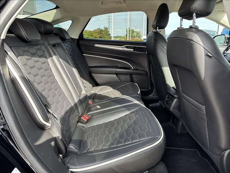 Ford Mondeo 2,0 HEV Vignale 103kW - fotka 13 z 45