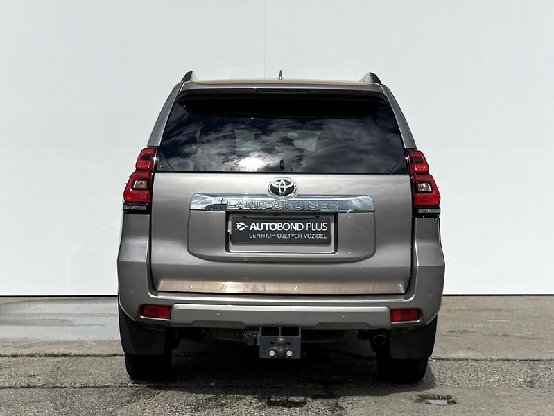 Toyota Land Cruiser 2.8 D-4D AT AWD 130 kW Executi - fotka 9 z 28