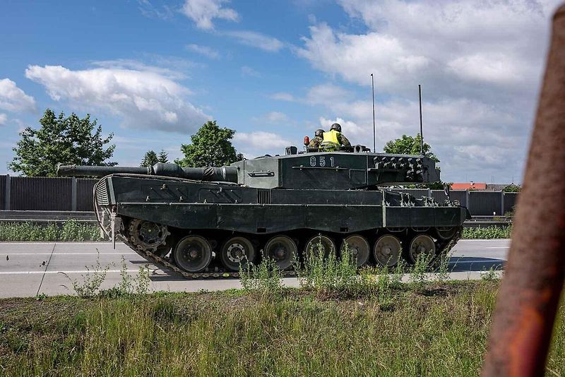 První armádní výcvik přesunu tanků Leopard 2A4 na dálnici D35.