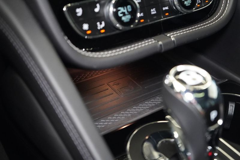 Bentley Bentayga V8, AWD, Panorama, 360° kamera - fotka 42 z 50