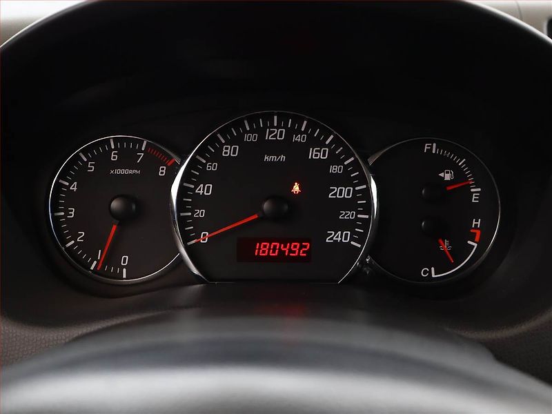 Suzuki Swift (2009) 1.6 Sport, Vyhř. sedaček - fotka 8 z 13