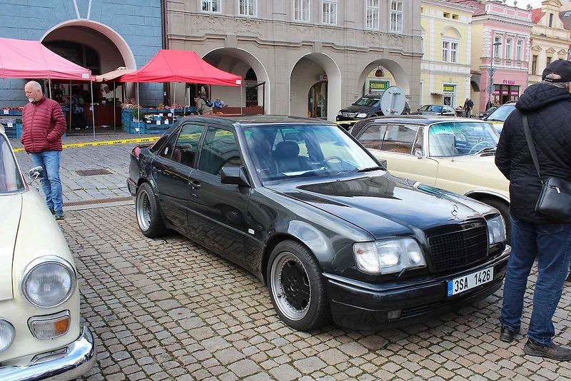 Sraz vozů značky Mercedes na Karlově náměstí v Kolíně.