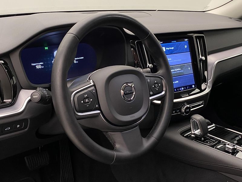 Volvo V60 T6 AWD RECHARGE CORE REZERVACE - fotka 18 z 45
