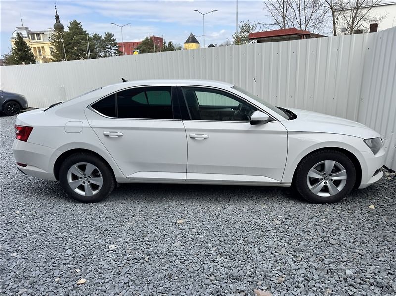 Škoda Superb 2,0 TDI 140kW ACC - fotka 14 z 50
