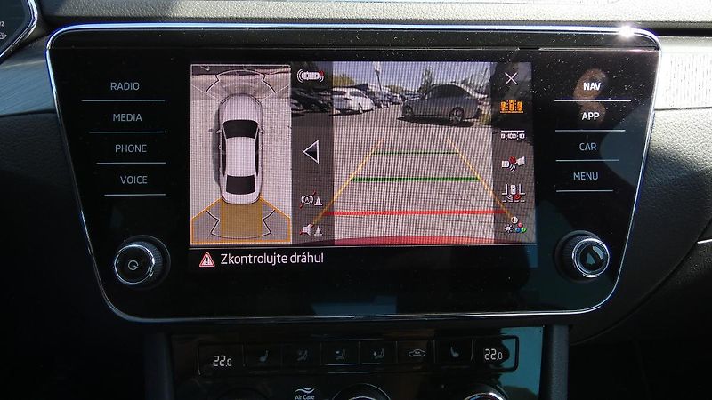 Škoda Superb 2,0 TDI DSG Style - fotka 16 z 26