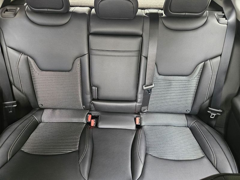 Jeep Compass 1.3 T4 96kw, Limited, 1.maj. - fotka 30 z 35