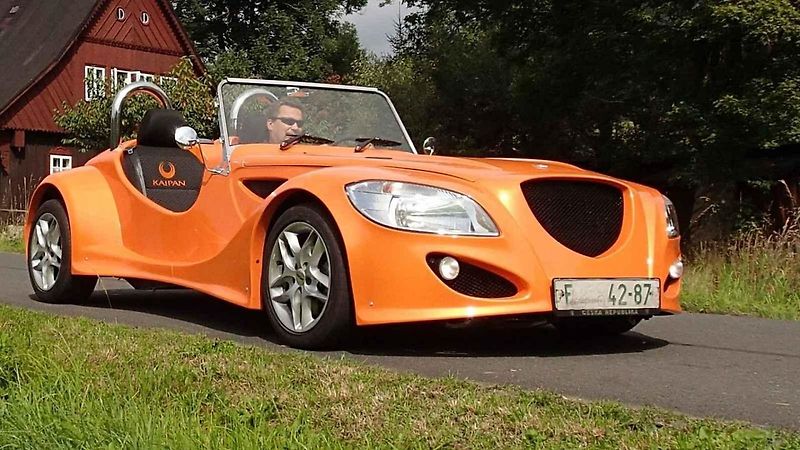 Auta jsou vesměs s karosériemi veselých barev