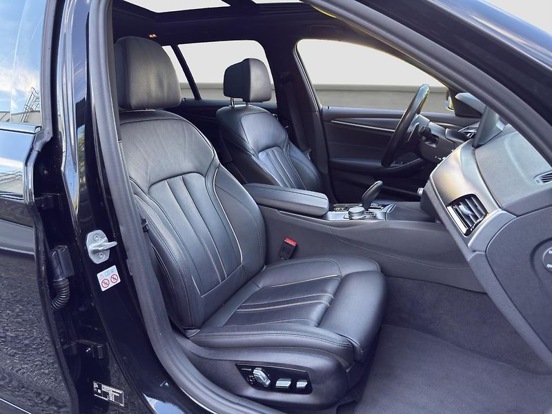 BMW Řada 5 530d xDrive Touring - fotka 14 z 22